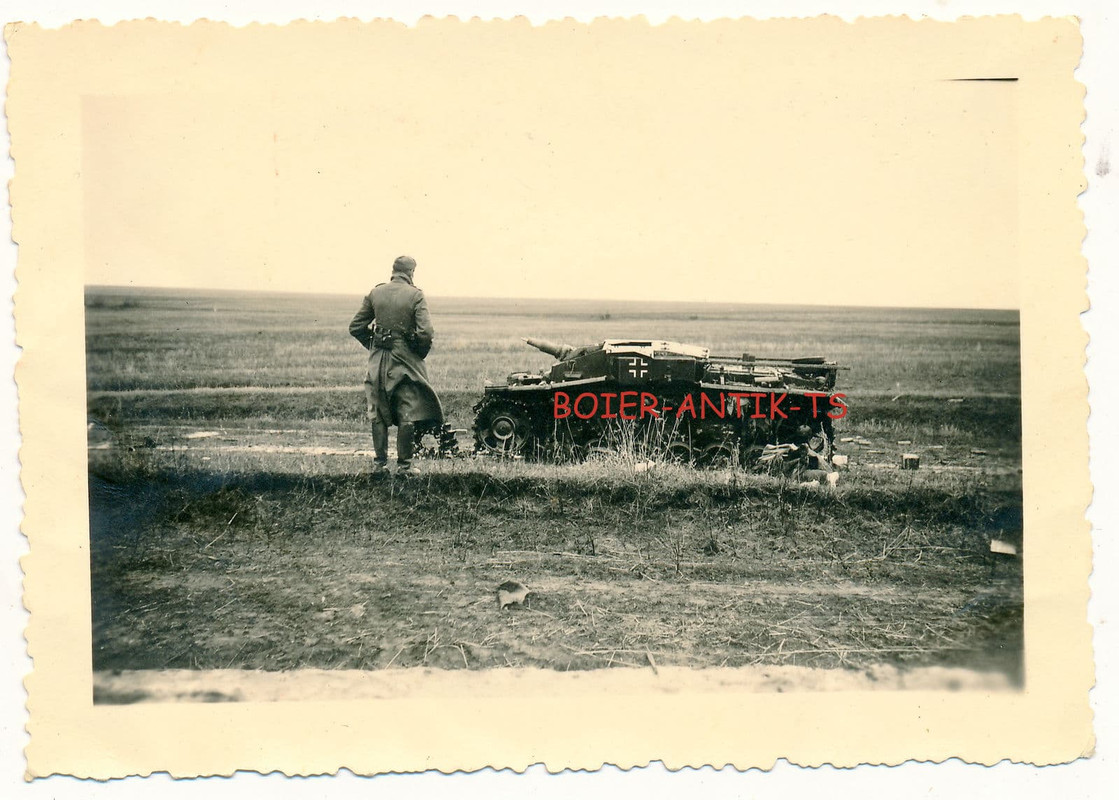 FOTO 2 WK STURMGESCHÜTZ PANZER STUMMEL