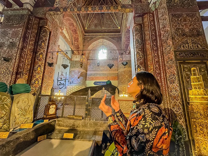 Selagi liburan ke Turki, El Rumi menyempatkan untuk berziarah ke makam Maulana Jalalaluddin Rumi.