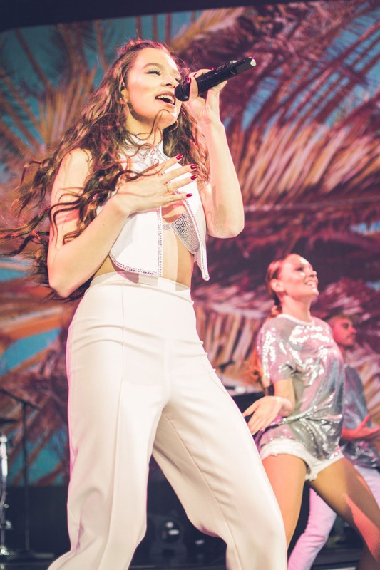 hailee-steinfeld-performs-at-the-voicenotes-tour-in-woodlands-08