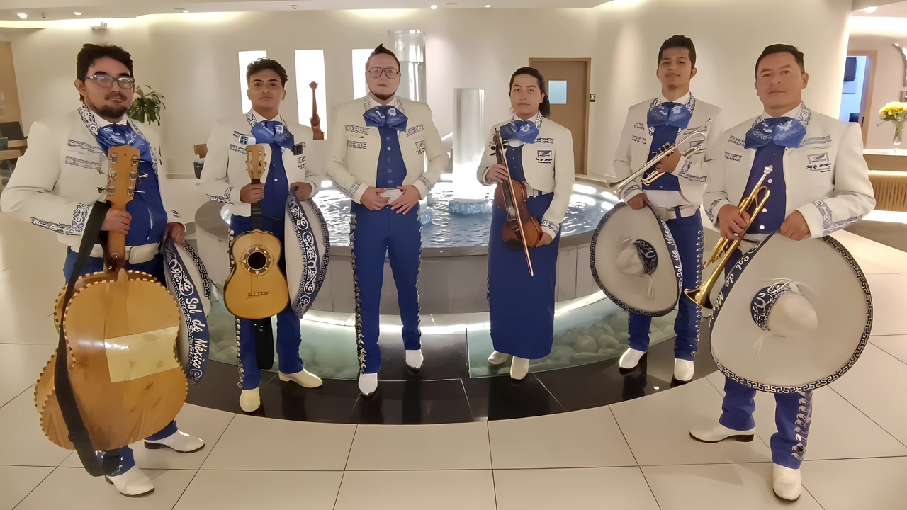 Mariachi Sol de México en presentación