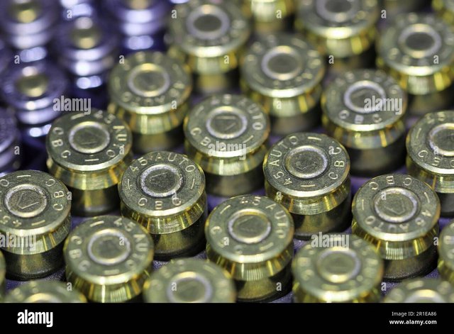 fila-de-borde-e-imprimacion-de-45-auto-o-11mm-cartucho-2r1ea86