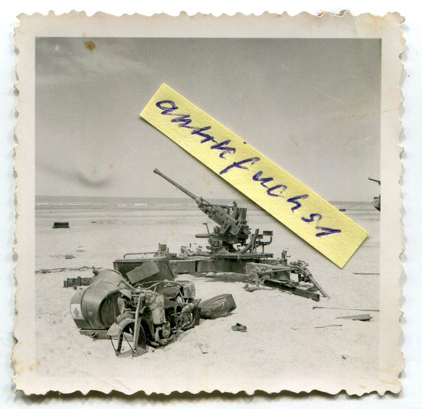 Flak-Geschütz und Krad-Gespann aus England am Strand bei Dünkirchen 1940