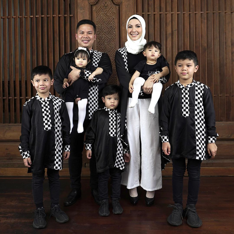Keluarga Ratna Galih yang memiliki lima anak 