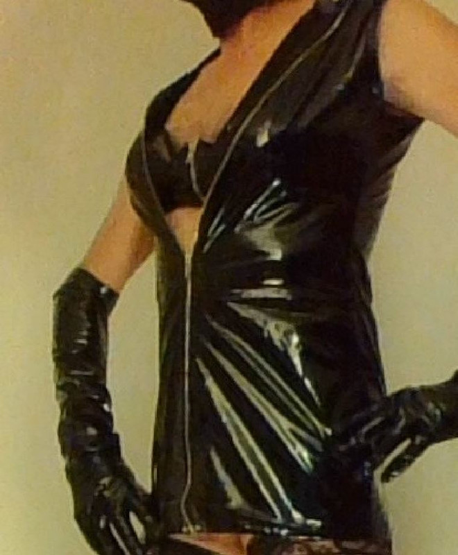 25-2 - Latex-Outfit-Side-view