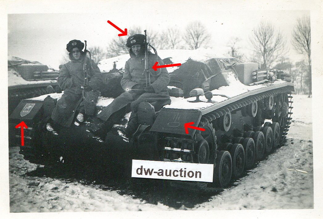 Sturmgeschütz mit Wappen , Soldaten mit Barett u