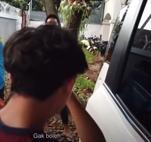 Betrand Peto memarahi salah satu karyawan ayahnya.