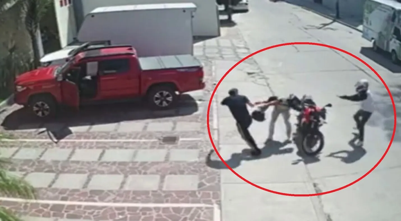 Video capta terrible asalto en Guanajuato: un solo hombre acabó con dos ladrones