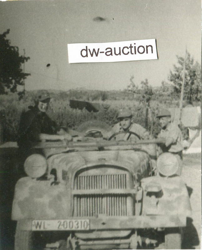 Fallschirmjäger in Fahrzeug mit Tarnanstrich