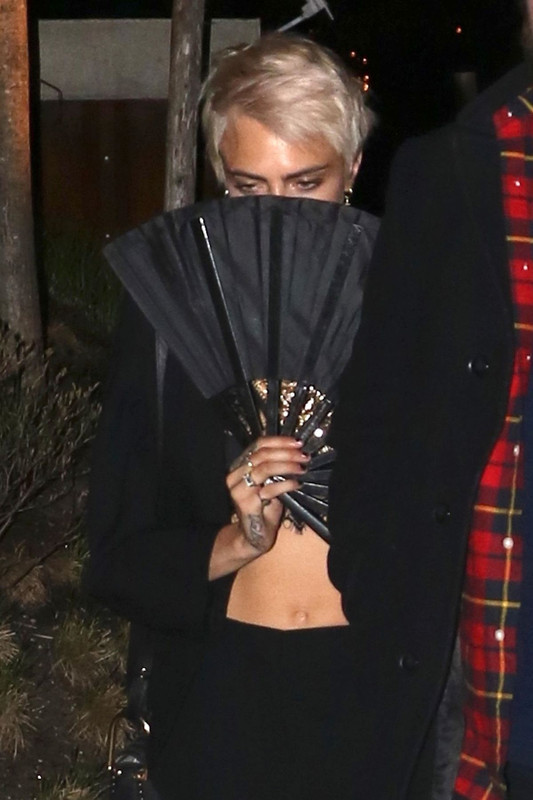 cara-delevingne-arrives-at-gigi-s-birthday-party-in-new-york-04-