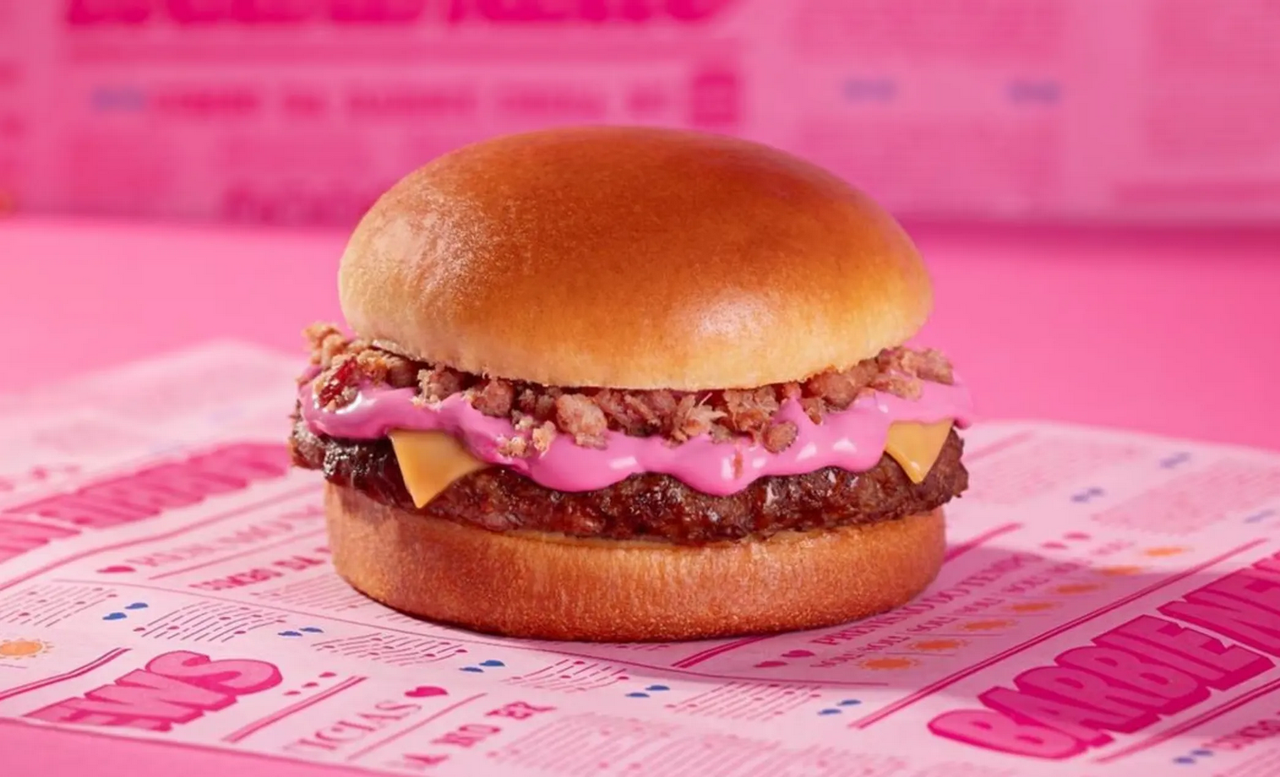 Cadena de hamburguesas lanza combo rosa inspirado en Barbie: ya es viral