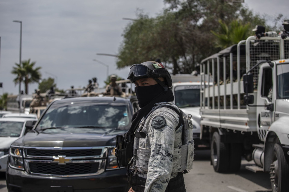 Ejército decomisa arsenal en Mazamitla, entre fusiles y cascos antibalas