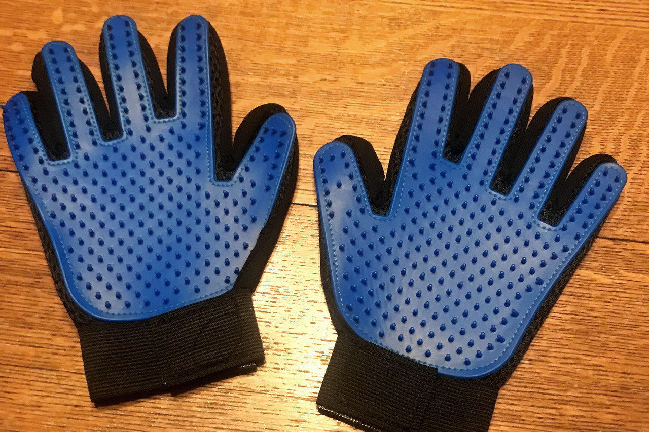 sps-dog-brushes-test-mr-peanut-hand-gloves-deshedding-aid-anna-pattison-02-1761553b4f204116a2ce92ee0.jpg