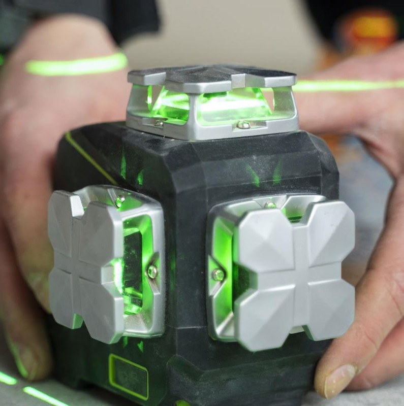 Лазерный нивелир показывает отклонение стен