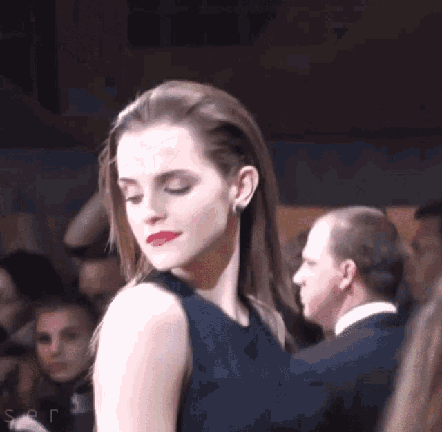 https://i.postimg.cc/VNNGjKNr/emma-watson-1.gif