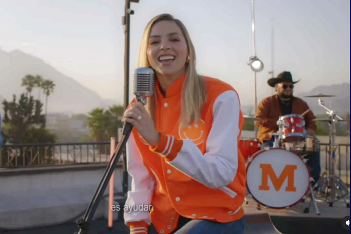Mariana Rodriguez debuta como cantante en su carrera política