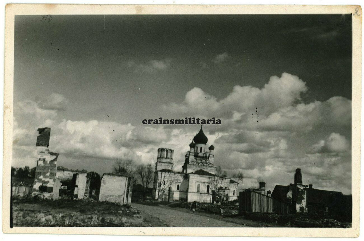 Foto orthodoxe Kirche in zerstörte Stadt in Russland
