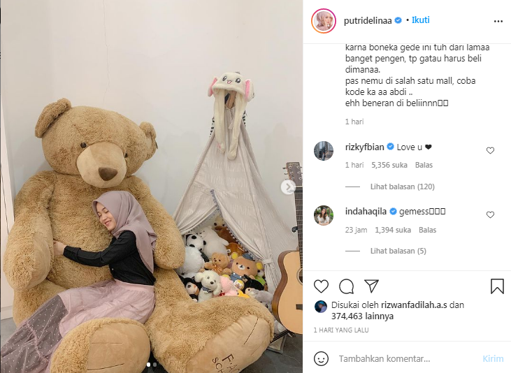 Putri Delina dibelikan boneka raksasa oleh Rizky Febian