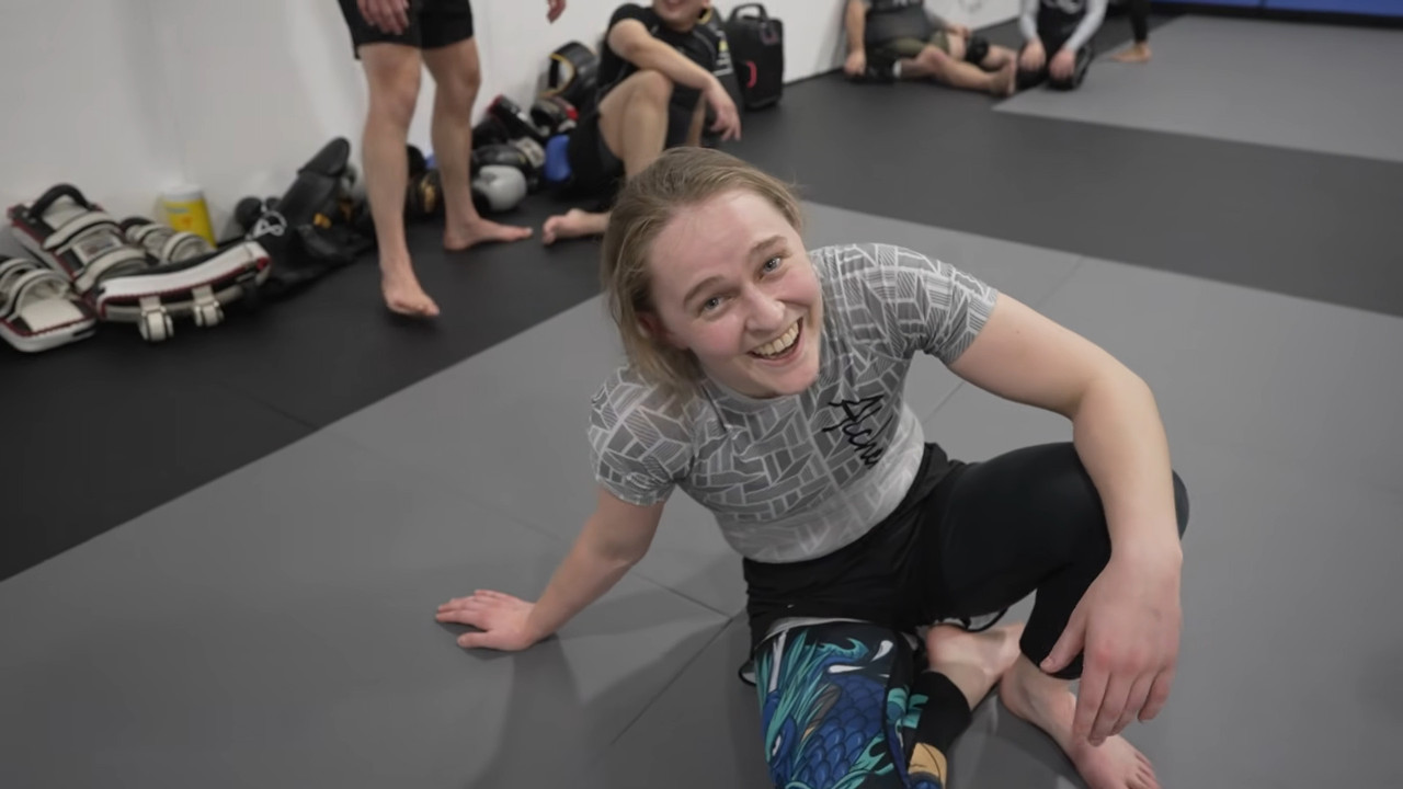 legins jiujitsu905one guys versus 3 gals practice