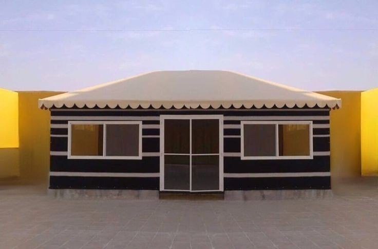 خيمة ملكية فاخرة مع إضاءة داخلية