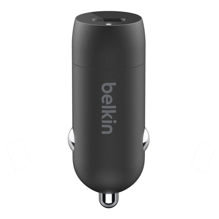 Cargador de carro Belkin 20W conectado y cargando un smartphone.