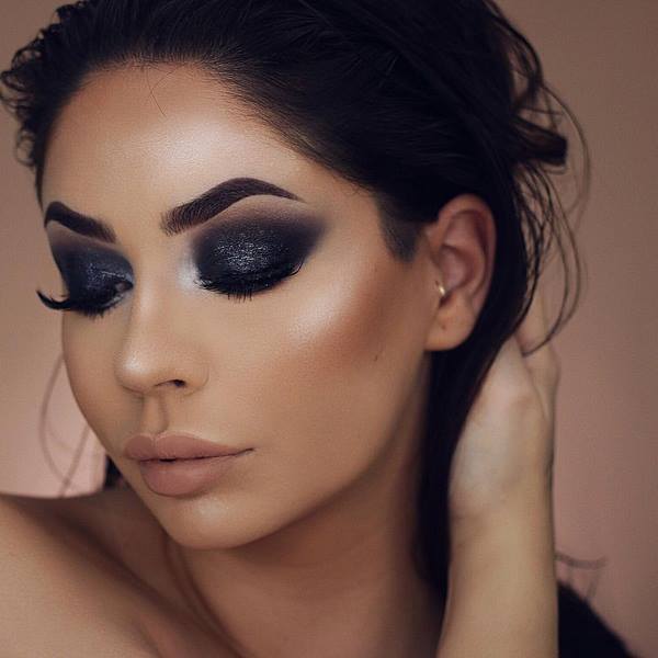 Devojka sa Novogodisnjom sminkom - crna senka