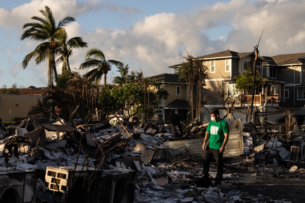 Seorang sukarelawan Mercy Worldwide membuat penilaian kerusakan kompleks apartemen yang hangus setelah kebakaran hutan di Lahaina, Maui barat, Hawaii pada 12 Agustus 2023. Jaksa Agung Hawaii, Anne Lopez, mengatakan pada 11 Agustus, dia membuka penyelidikan tentang penanganan kebakaran hutan dahsyat yang menewaskan sedikitnya 80 orang di negara bagian itu minggu ini, seiring meningkatnya kritik terhadap tanggapan resmi. Pengumuman dan peningkatan jumlah korban tewas datang saat penduduk Lahaina diizinkan kembali ke kota untuk pertama kalinya.