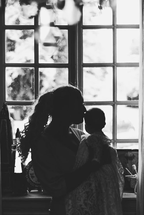 mere-enfant-baiser-bisous-fenetre-noir-et-blanc