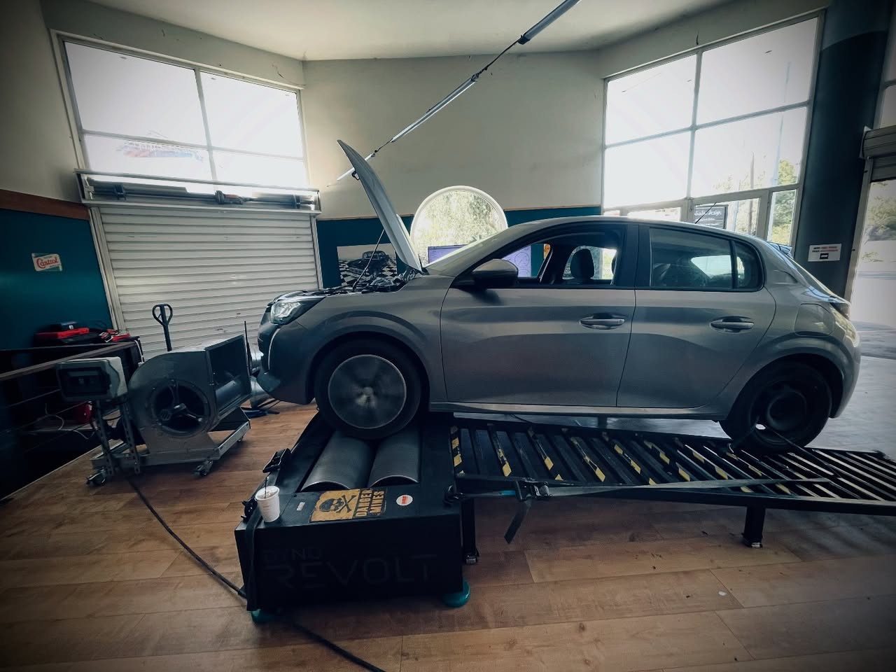 Peugeot 208 1.5 BlueHDI engine bay