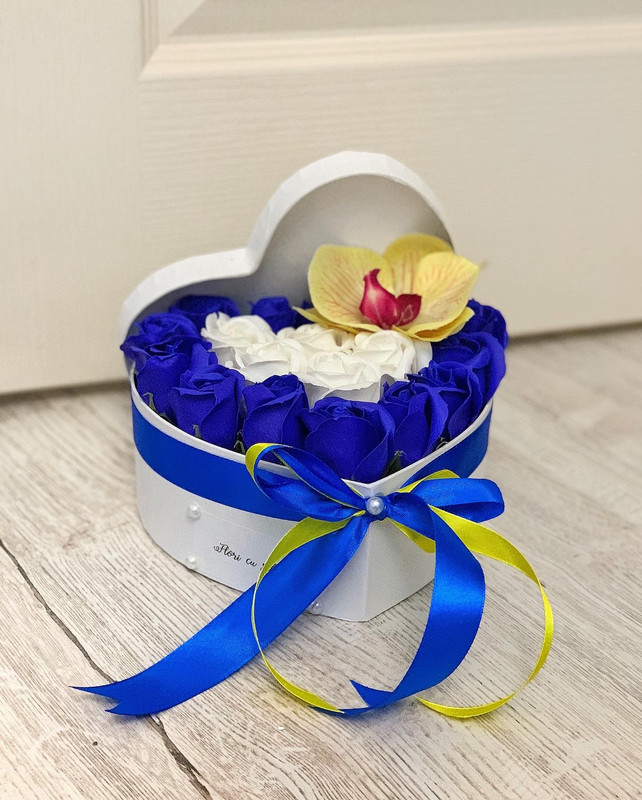 Cutie cu tradafiri si orhidee