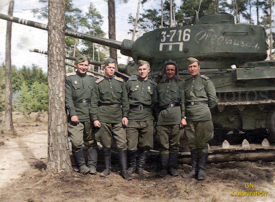 Le T34/85 - Page 2 T-34-85-de-la-61e-brigade-de-chars-de-la-Garde-de-l-Arm-e-rouge-pendant-la-Seconde-Guerre-mondiale
