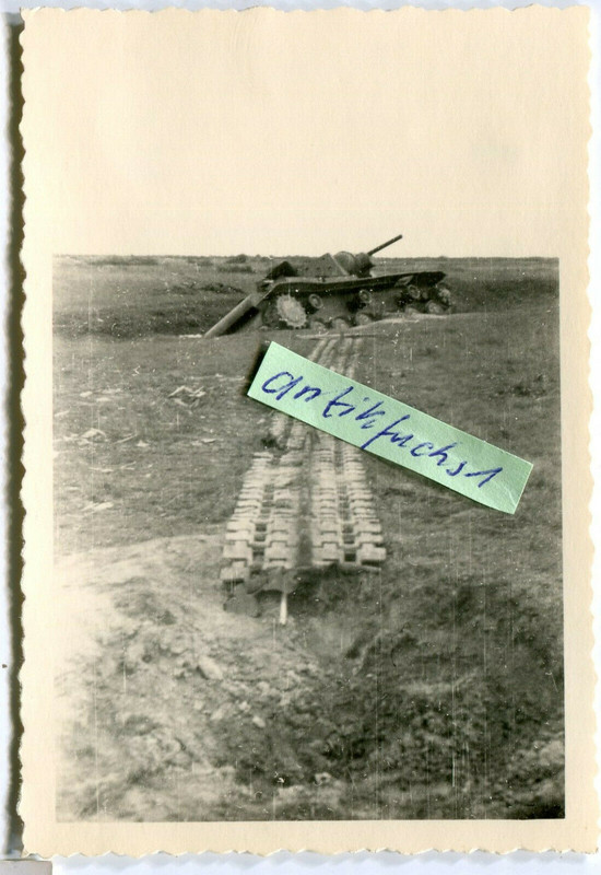 schwerer Panzer aus Rußland mit abgerollter Kette