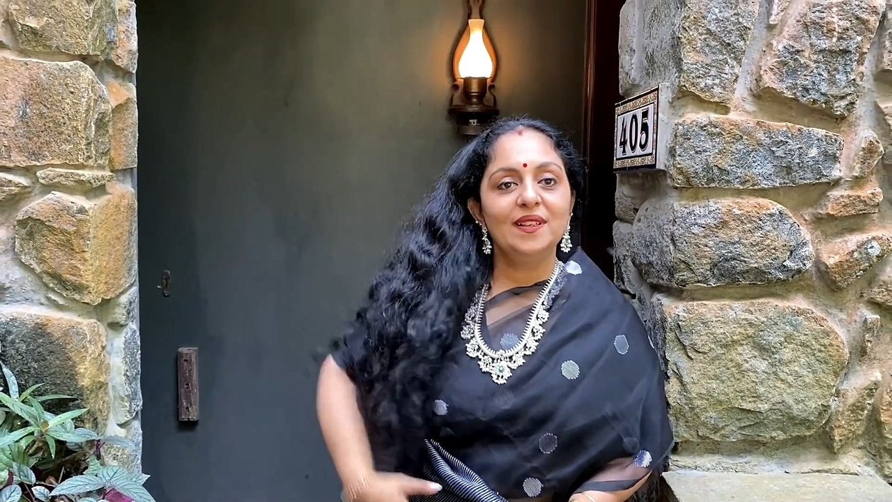 Sindhu Krishna Big Navel in saree.mp4_snapshot_00.00.817