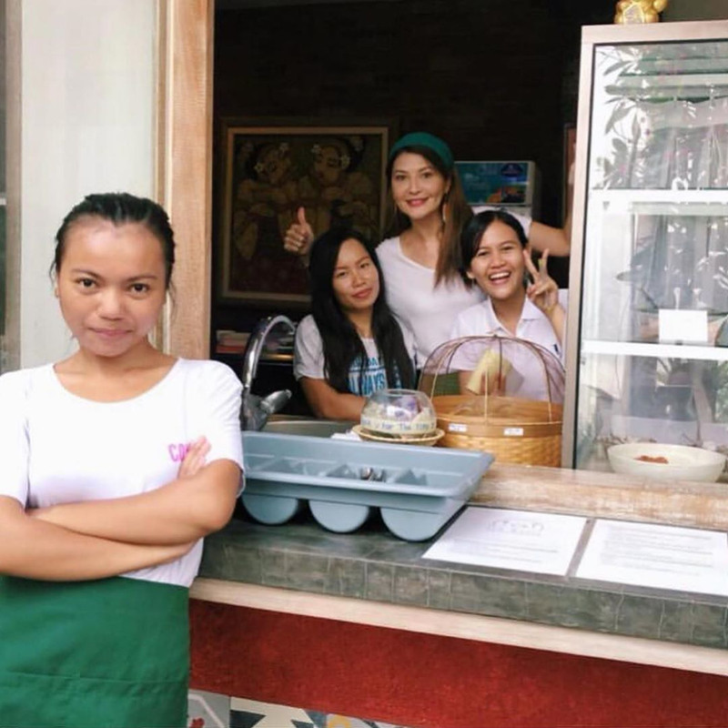 Tamara Bleszynski di warung Teh Manis Bali.
