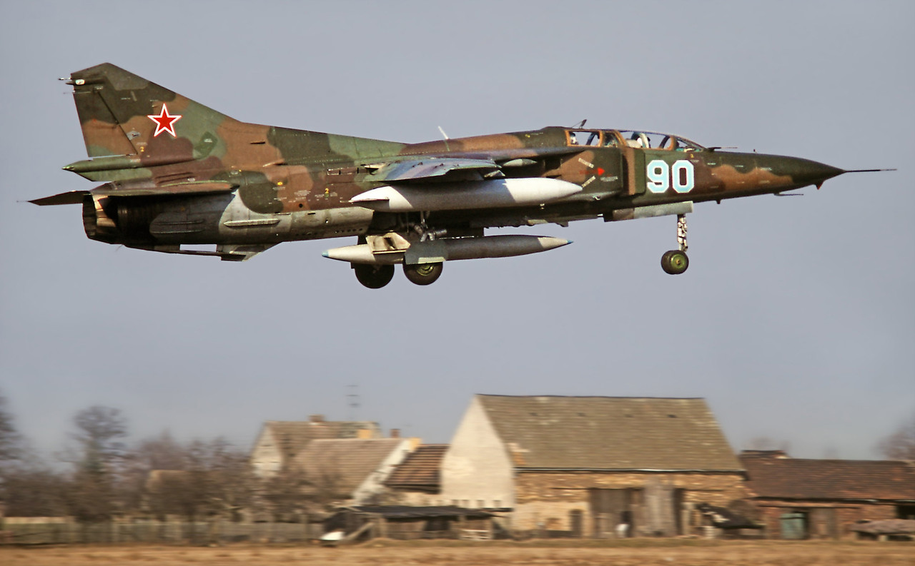 559 APIB Mig-23UB 90 Blue_6902004 (10)_1993