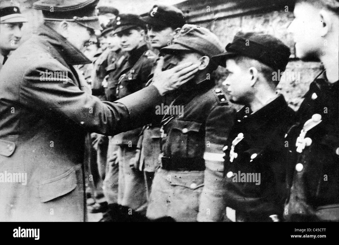 adolf-hitler-with-hitler-youth-1945-C45CTT