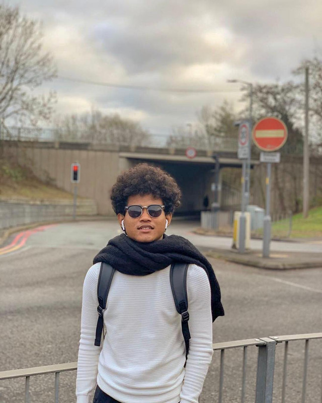 Gaya kece Bagus Kahfi saat liburan ke luar negri, tampak mirip dengan Bruno Mars.
