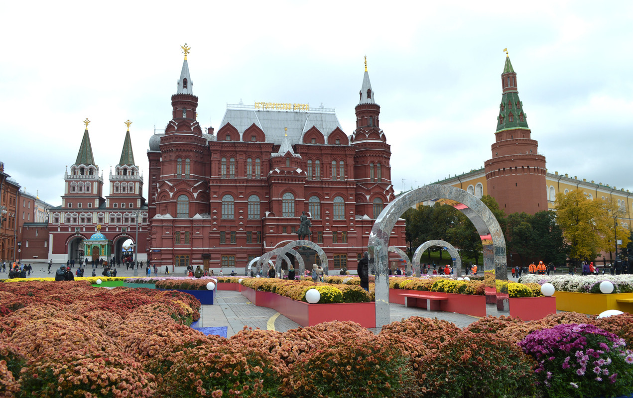 Ковёр из цветов возле Кремля. 