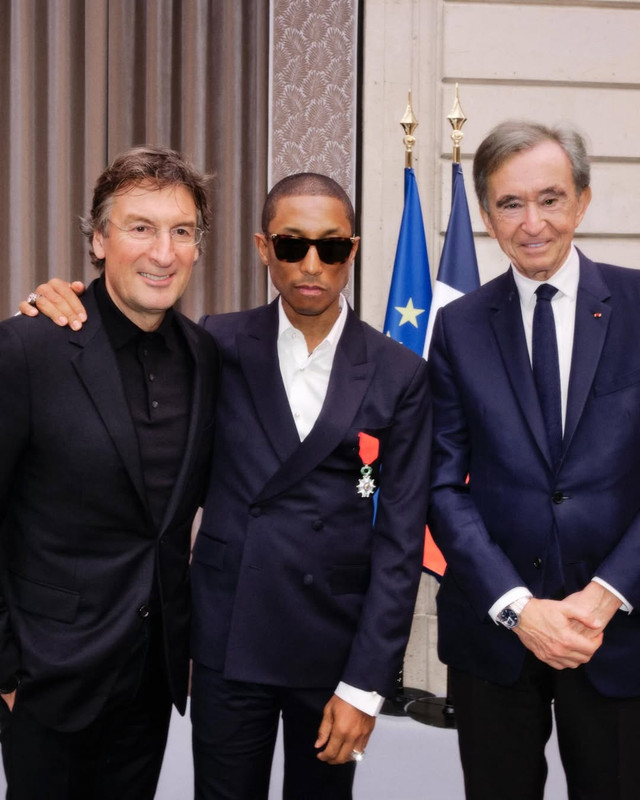 EXCLUSIVE_Very_legendary_French_President_Macron_just_named_Pharrell_la_Légion_d_honneur_(Knig_(3)