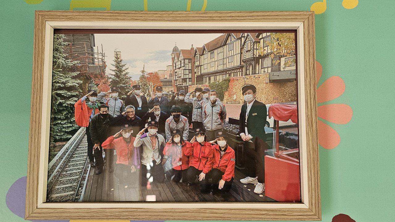 已經停止營運的小火車當年的工作人員們