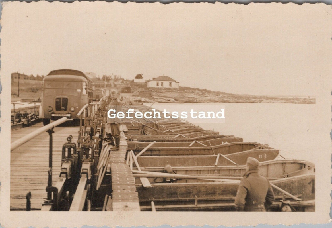 Foto, Wk2, Pontonbrücke bei Krementschuk Ukraine, Beute Lkw