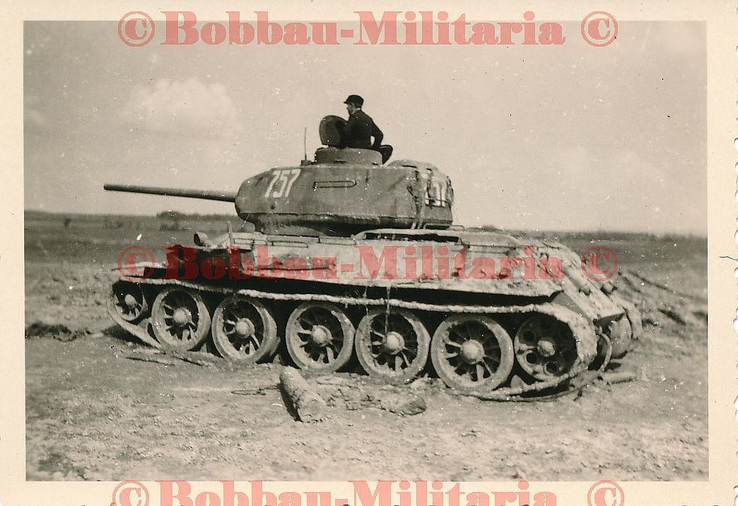 Wehrmacht russischer T-34 Beutepanzer mit deutscher weißer Turmn
