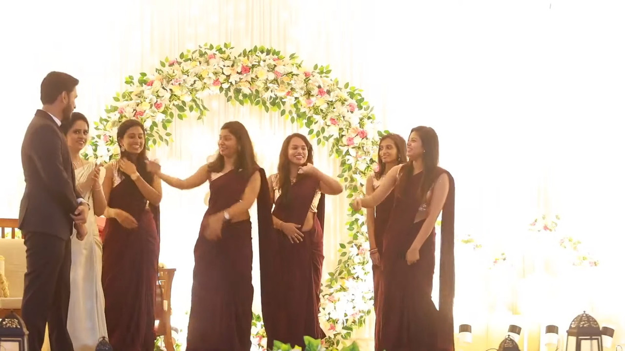 [Image: Cute-Girls-navel-during-kerala-wedding-d...00-232.jpg]