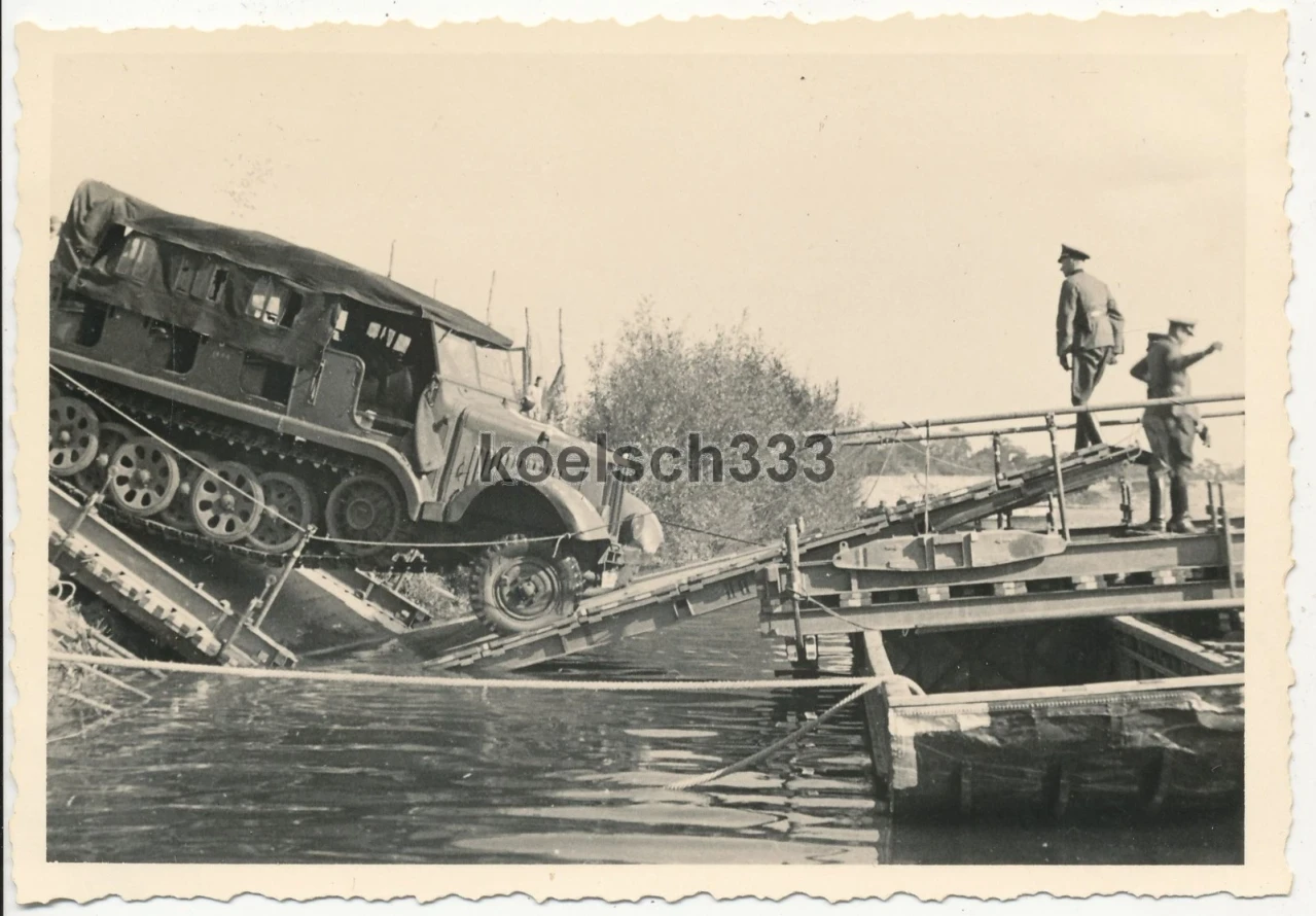 Foto Panzer Halbkette der Wehrmacht an Kriegsbrücke über die Seine in Frankreich