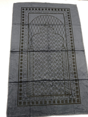 পকেট জায়নামাজ: মসজিদে ও দূরে যাতায়াতে নামাজের পড়ার সঙ্গী!