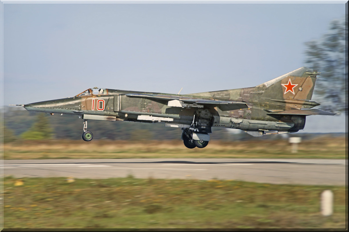 296 APIB MiG-27M 10 Red_83712545344, Summer 1992_2