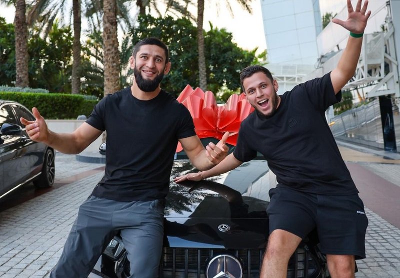 Хамзат Чимаев и инфлуенсър подаряват нов мерцедес