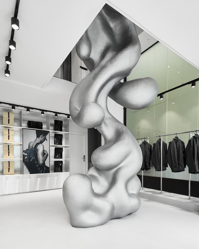 Rains apre il suo primo flagship store a Milano Rains apre il suo primo flagship store a Milano