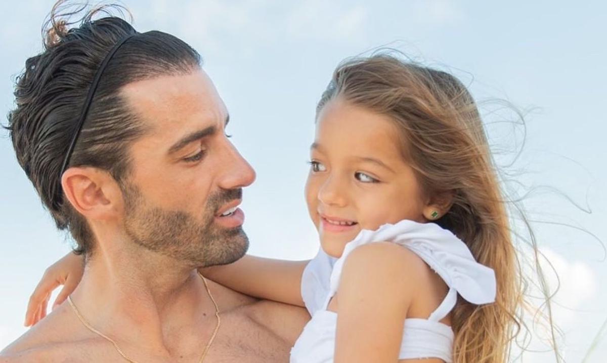 Toni Costa genera polémica al besar a su hija en la boca