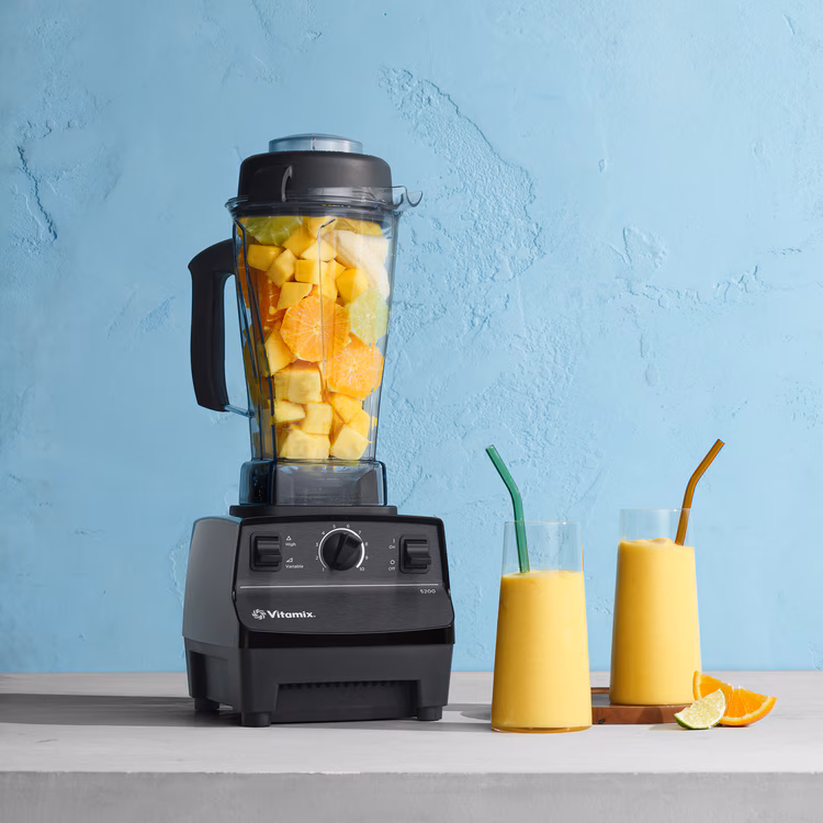 Vitamix 5200 blender with large blending container