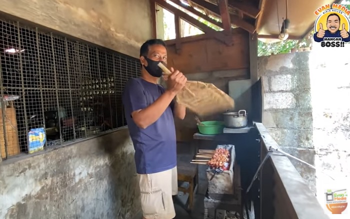 Waldi, selaku pemilik warung Sate Kelinci Pak Waldi di Jogja.